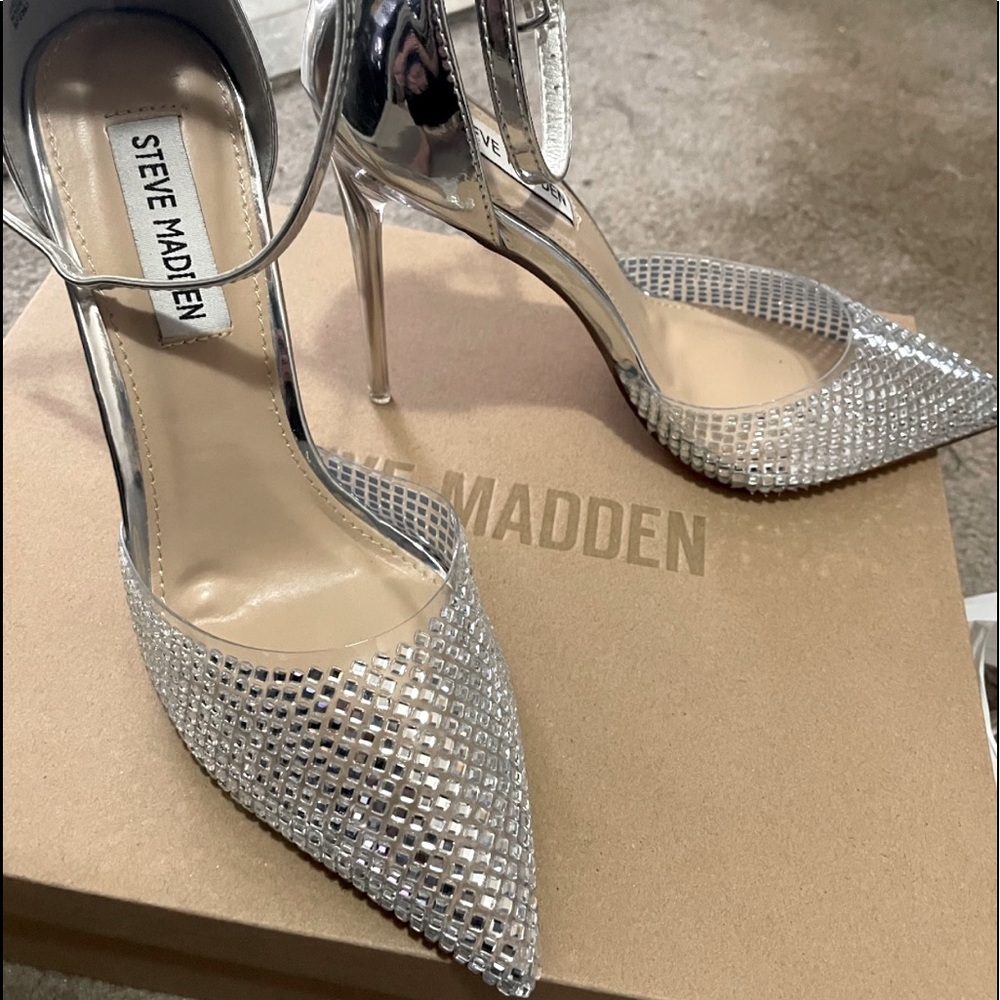 Brand new! Size 6 never worn just a little to big for me